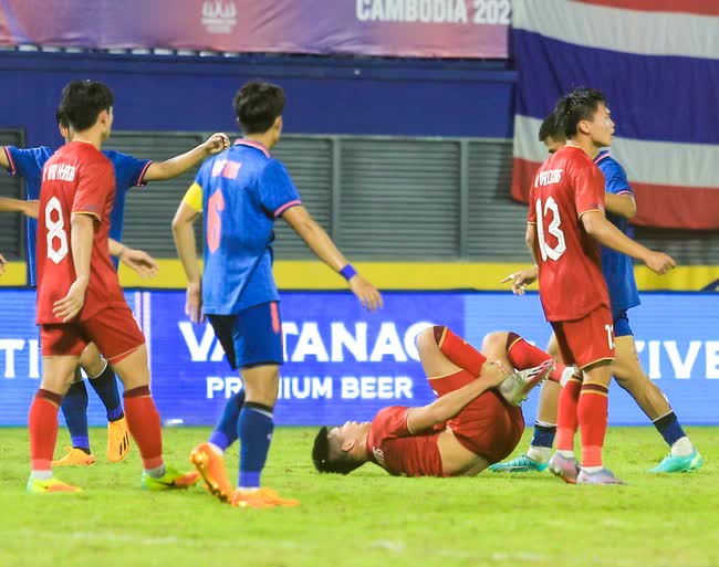 Khuất Văn Khang ôm đầu vì bỏ lỡ cơ hội, U22 Việt Nam bị U22 Thái Lan đốn củi - Ảnh 9.