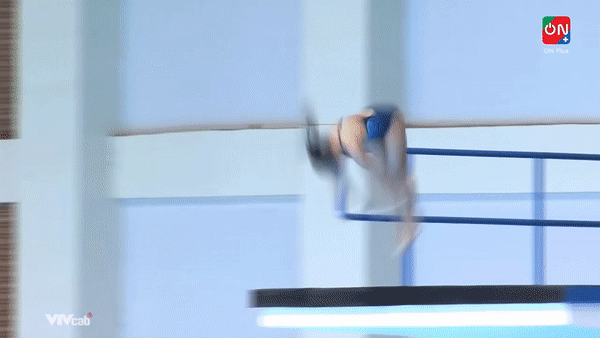 VĐV nhảy cầu SEA Games tiếp nước bằng bụng sau pha nhảy lỗi, nhận về toàn điểm 1 - Ảnh 1.