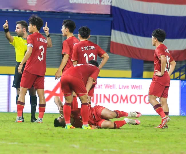 Khuất Văn Khang ôm đầu vì bỏ lỡ cơ hội, U22 Việt Nam bị U22 Thái Lan đốn củi - Ảnh 8.