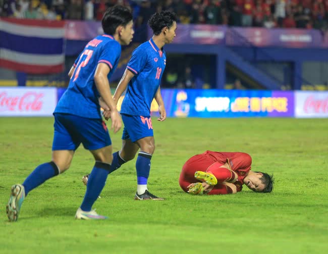 Khuất Văn Khang ôm đầu vì bỏ lỡ cơ hội, U22 Việt Nam bị U22 Thái Lan đốn củi - Ảnh 7.