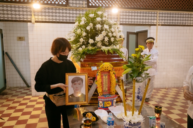 Lễ đưa tang ca sĩ Win (Hồ Minh Tuấn): Người thân xót xa bên linh cữu, các thành viên Zero9 đến tiễn biệt - Ảnh 4.