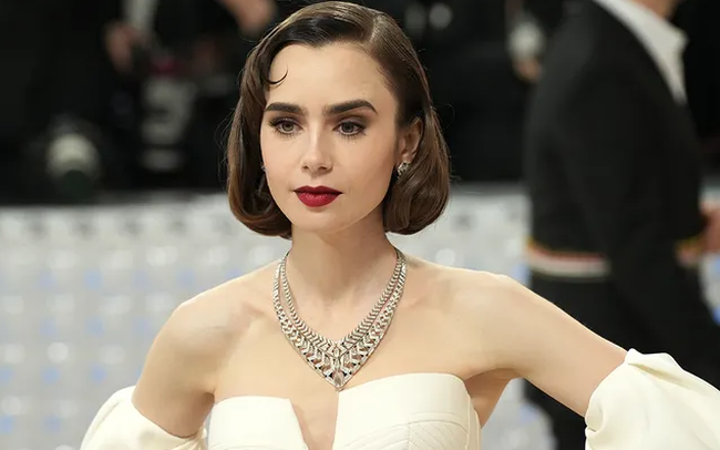 Nhẫn đính hôn kim cương của Lily Collins bị mất cắp - Ảnh 1.