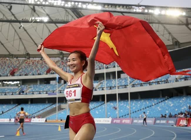 Siêu nhân Nguyễn Thị Oanh nói gì khi được tặng nhà, tặng xe sau thành tích phi thường ở SEA Games 32? - Ảnh 2.