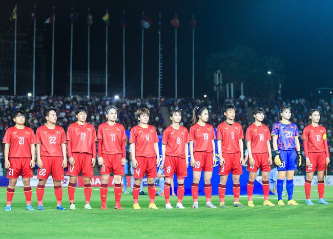 Đánh bại chủ nhà Campuchia 4-0, ĐT nữ Việt Nam thẳng tiến vào chung kết SEA Games 32 - Ảnh 1.