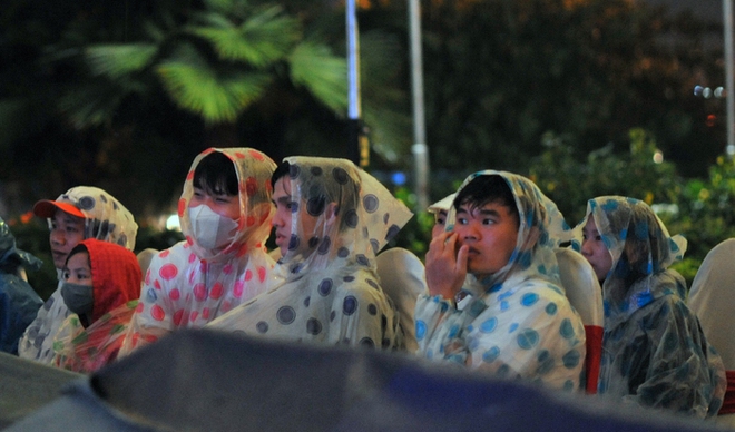 Khán giả đội mưa đi xem Liên hoan phim châu Á Đà Nẵng - Ảnh 5.