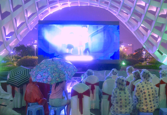 Khán giả đội mưa đi xem Liên hoan phim châu Á Đà Nẵng - Ảnh 3.