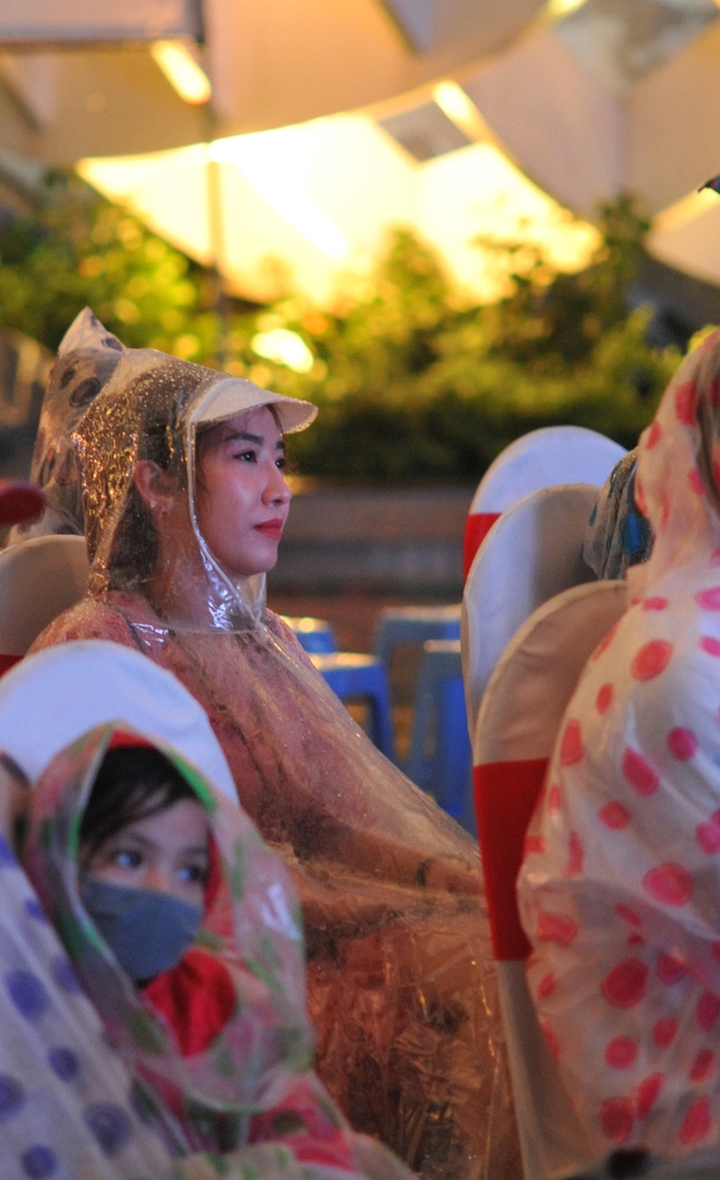 Khán giả đội mưa đi xem Liên hoan phim châu Á Đà Nẵng - Ảnh 9.