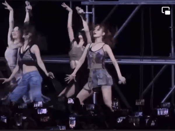 Nữ idol làm rơi mic khi biểu diễn, pha xử lý cực ảo của đồng đội gây bất ngờ - Ảnh 2.