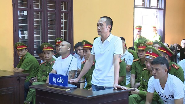 Ch&acirc;n dung Tuấn thần đ&egrave;n v&agrave; Mạnh gỗ, hai tr&ugrave;m giang hồ xứ Thanh vừa bị c&ocirc;ng an bao v&acirc;y nh&agrave; ri&ecirc;ng - Ảnh 1.