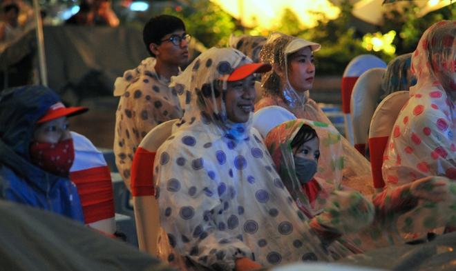 Khán giả đội mưa đi xem Liên hoan phim châu Á Đà Nẵng - Ảnh 7.