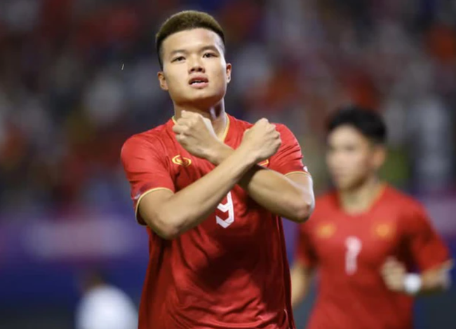 Truyền thông Indonesia lấy tình huống cao chân của U22 Việt Nam để nhắc nhở đội nhà: Họ chơi quyết liệt và hay ngã vờ - Ảnh 3.