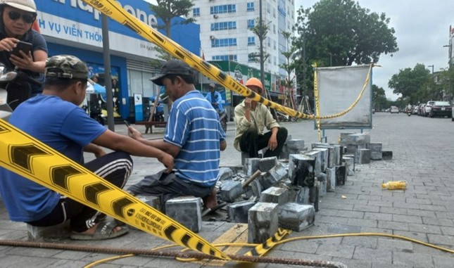 Vì sao phố đi bộ gần 100 tỷ đồng tại Huế mới khai trương phải khoan gỡ mặt đá lát? - Ảnh 4.