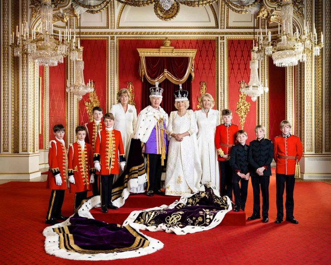 Chân dung Vua Charles bên hai người thừa kế ngai vàng - Ảnh 2.