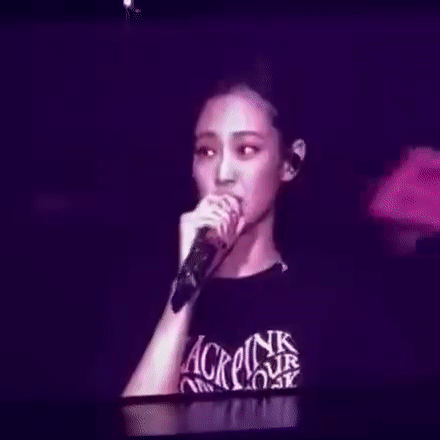 Jennie gặp tai nạn v&igrave; Jisoo, bật kh&oacute;c ngay tr&ecirc;n s&acirc;n khấu - Ảnh 1.