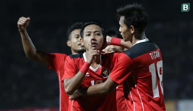 Truyền thông Indonesia lấy tình huống cao chân của U22 Việt Nam để nhắc nhở đội nhà: Họ chơi quyết liệt và hay ngã vờ - Ảnh 2.
