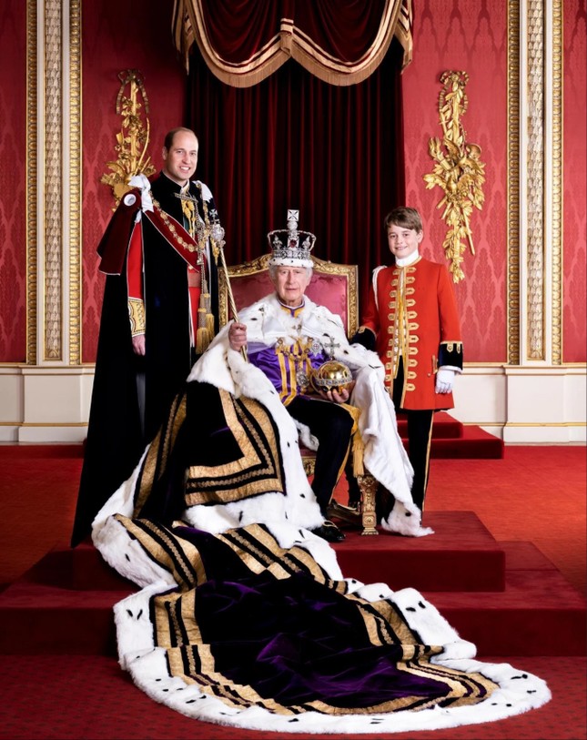Chân dung Vua Charles bên hai người thừa kế ngai vàng - Ảnh 1.