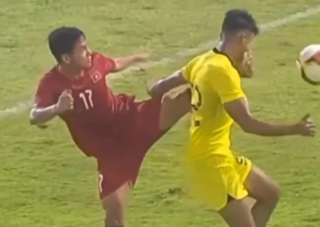 Truyền thông Indonesia lấy tình huống cao chân của U22 Việt Nam để nhắc nhở đội nhà: Họ chơi quyết liệt và hay ngã vờ - Ảnh 1.