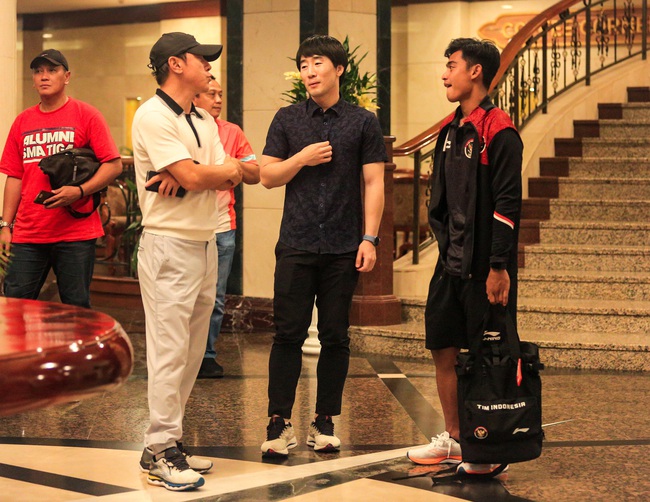 HLV Shin Tae-yong bất ngờ xuất hiện chúc mừng U22 Indonesia, động viên thánh ném biên nhận thẻ đỏ - Ảnh 5.