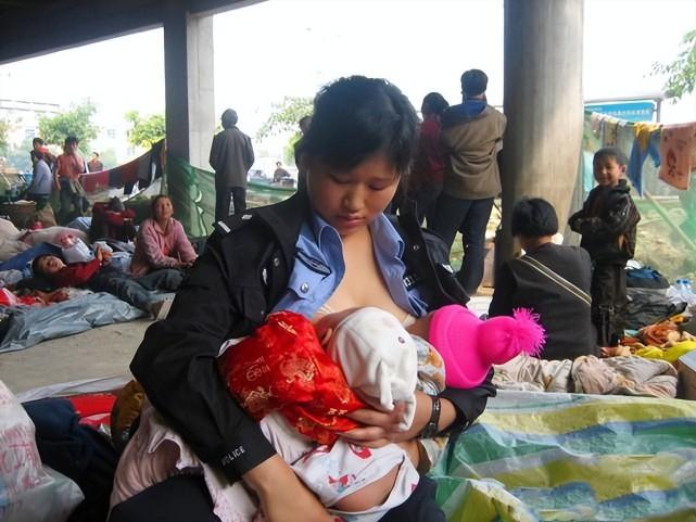 Nữ cảnh sát cứu sống 9 đứa trẻ khát sữa trong trận động đất Tứ Xuyên năm 2008: Vừa được ca tụng vừa bị chỉ trích, 15 năm vẫn trọn lòng nghĩa hiệp - Ảnh 4.
