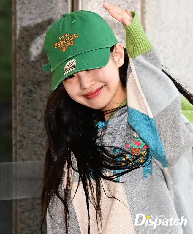 BLACKPINK at the airport: Jennie has a remarkable attitude after the noise, but the spotlight is on Rosé's second round - Photo 4.