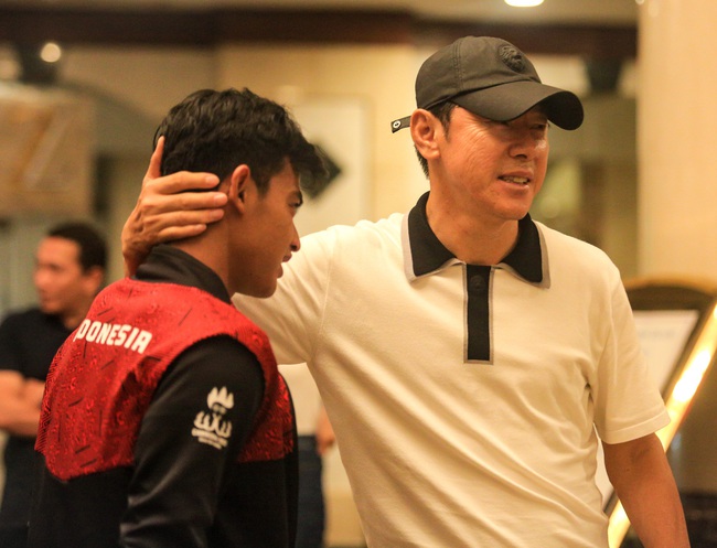 HLV Shin Tae-yong bất ngờ xuất hiện chúc mừng U22 Indonesia, động viên thánh ném biên nhận thẻ đỏ - Ảnh 3.