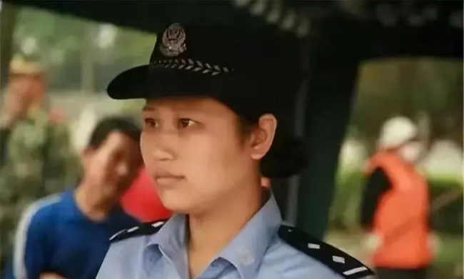 Nữ cảnh sát cứu sống 9 đứa trẻ khát sữa trong trận động đất Tứ Xuyên năm 2008: Vừa được ca tụng vừa bị chỉ trích, 15 năm vẫn trọn lòng nghĩa hiệp - Ảnh 2.