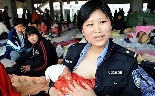 Nữ cảnh sát cứu sống 9 đứa trẻ khát sữa trong trận động đất Tứ Xuyên năm 2008: Vừa được ca tụng vừa bị chỉ trích, 15 năm vẫn trọn lòng nghĩa hiệp - Ảnh 1.