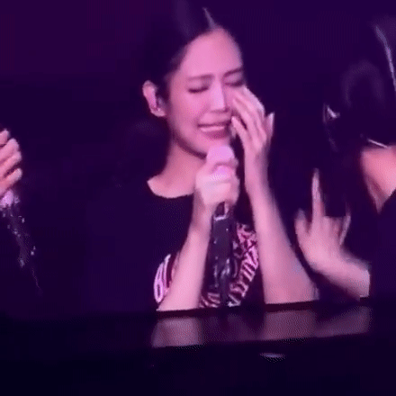 Jennie gặp tai nạn vì Jisoo, bật khóc ngay trên sân khấu - Ảnh 3.