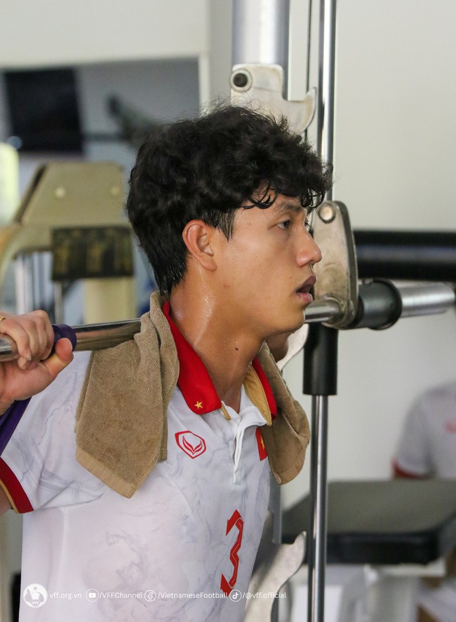 Cầu thủ U22 Việt Nam kh&ocirc;ng n&oacute;i với nhau lời n&agrave;o, lầm lũi lao v&agrave;o tập luyện sau trận thua Indonesia - Ảnh 8.
