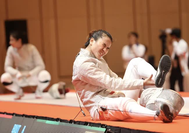 Nữ VĐV đấu kiếm ngã trẹo chân vẫn chiến đấu đến cùng, bật khóc khi đem về HCV thứ 90 cho Việt Nam ở SEA Games 32 - Ảnh 4.