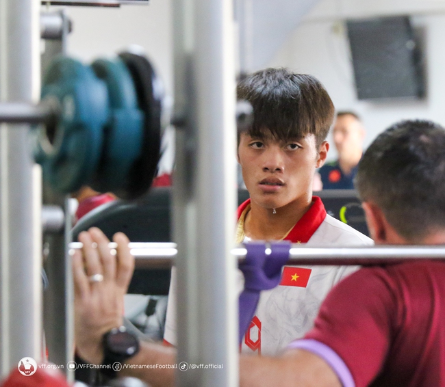 Cầu thủ U22 Việt Nam kh&ocirc;ng n&oacute;i với nhau lời n&agrave;o, lầm lũi lao v&agrave;o tập luyện sau trận thua Indonesia - Ảnh 2.