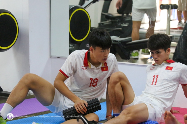 Cầu thủ U22 Việt Nam kh&ocirc;ng n&oacute;i với nhau lời n&agrave;o, lầm lũi lao v&agrave;o tập luyện sau trận thua Indonesia - Ảnh 1.