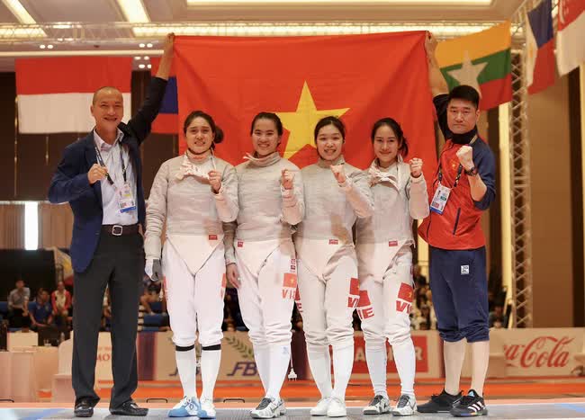 Nữ VĐV đấu kiếm ngã trẹo chân vẫn chiến đấu đến cùng, bật khóc khi đem về HCV thứ 90 cho Việt Nam ở SEA Games 32 - Ảnh 12.