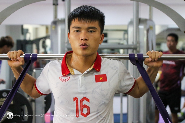 Cầu thủ U22 Việt Nam kh&ocirc;ng n&oacute;i với nhau lời n&agrave;o, lầm lũi lao v&agrave;o tập luyện sau trận thua Indonesia - Ảnh 7.