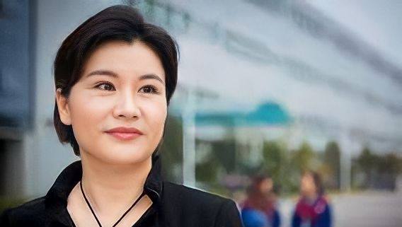 Xuất thân con nhà nghèo, bỏ học đi làm công nhân, cô gái trở thành tỷ phú tự thân: Hợp tác với hàng loạt ông lớn Nokia, SamSung, Apple - Ảnh 1. Xuất thân con nhà nghèo, bỏ học đi làm công nhân, cô gái trở thành tỷ phú tự thân: Hợp tác với hàng loạt ông lớn Nokia, SamSung, Apple - Ảnh 1.
