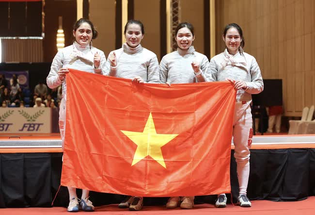 Nữ VĐV đấu kiếm ngã trẹo chân vẫn chiến đấu đến cùng, bật khóc khi đem về HCV thứ 90 cho Việt Nam ở SEA Games 32 - Ảnh 11.