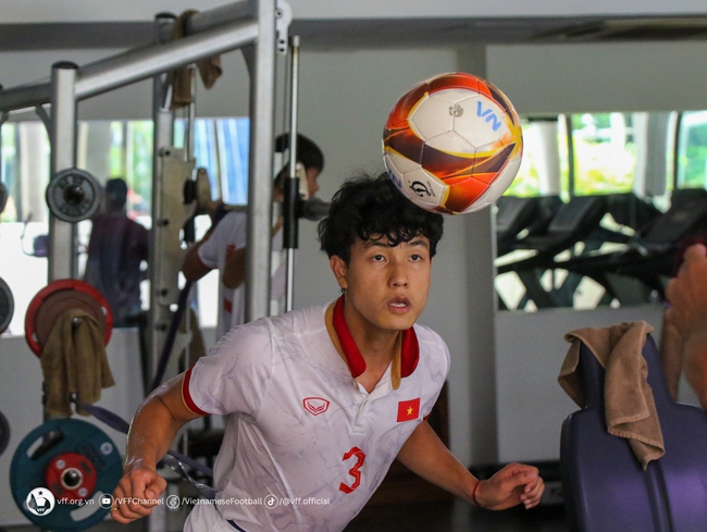 Cầu thủ U22 Việt Nam kh&ocirc;ng n&oacute;i với nhau lời n&agrave;o, lầm lũi lao v&agrave;o tập luyện sau trận thua Indonesia - Ảnh 6.