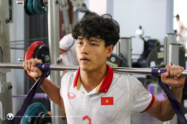 Cầu thủ U22 Việt Nam kh&ocirc;ng n&oacute;i với nhau lời n&agrave;o, lầm lũi lao v&agrave;o tập luyện sau trận thua Indonesia - Ảnh 3.