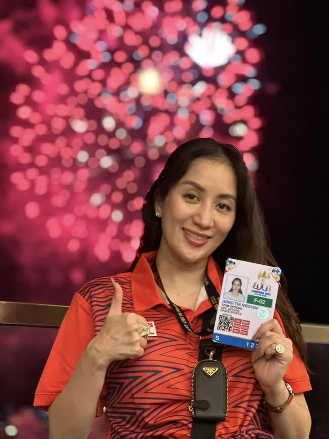 Mẹ bầu Khánh Thi bất ngờ xuất hiện tại SEA Games 32, đi chân đất thử sàn đấu, visual nổi bật hơn cả thí sinh dự thi - Ảnh 4.