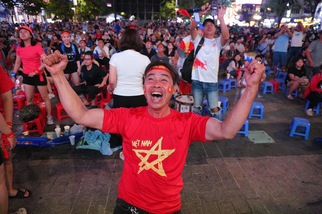 Hàng nghìn CĐV ở phố đi bộ Nguyễn Huệ vỡ oà vui sướng khi ĐT nữ Việt Nam giành HCV Seagames 32 - Ảnh 9.