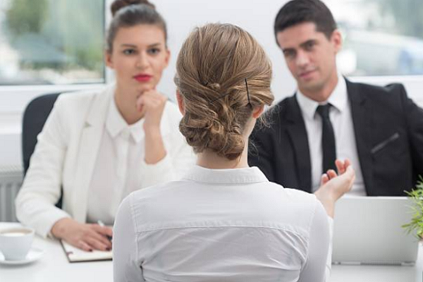 L&agrave;m g&igrave; khi tr&oacute;t v&agrave;o ph&ograve;ng họp l&uacute;c sếp đang thay đồ? Ứng vi&ecirc;n bỏ qua bối rối được nhận l&agrave;m việc - Ảnh 2.