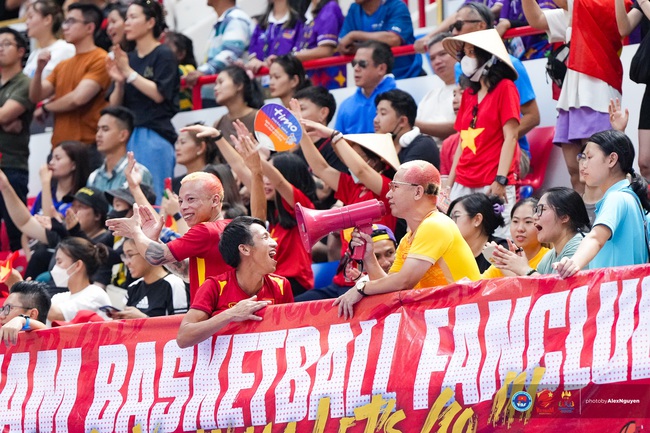 CĐV Việt Nam biến sân khách thành sân nhà, cổ vũ cực cháy cho ĐT bóng rổ nữ Việt Nam - Ảnh 2.