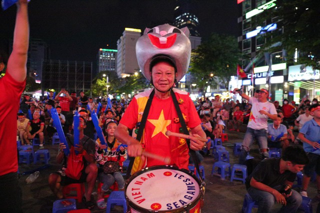 Hàng nghìn CĐV ở phố đi bộ Nguyễn Huệ vỡ oà vui sướng khi ĐT nữ Việt Nam giành HCV Seagames 32 - Ảnh 4.