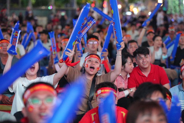 Hàng nghìn CĐV ở phố đi bộ Nguyễn Huệ vỡ oà vui sướng khi ĐT nữ Việt Nam giành HCV Seagames 32 - Ảnh 1.