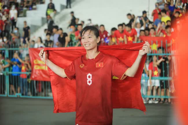 ĐT nữ Việt Nam ăn mừng cuồng nhiệt khi tạo nên kỉ lục vô tiền khoáng hậu tại SEA Games 32 - Ảnh 12.
