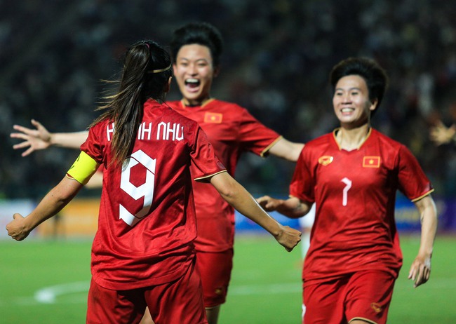 Đội trưởng Huỳnh Như ăn mừng như Ronaldo khi ghi bàn cho ĐT nữ Việt Nam ở chung kết SEA Games 32 - Ảnh 10.