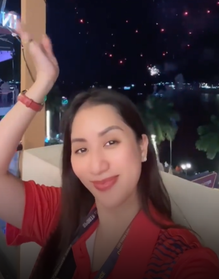 Mẹ bầu Khánh Thi bất ngờ xuất hiện tại SEA Games 32, đi chân đất thử sàn đấu, visual nổi bật hơn cả thí sinh dự thi - Ảnh 1.