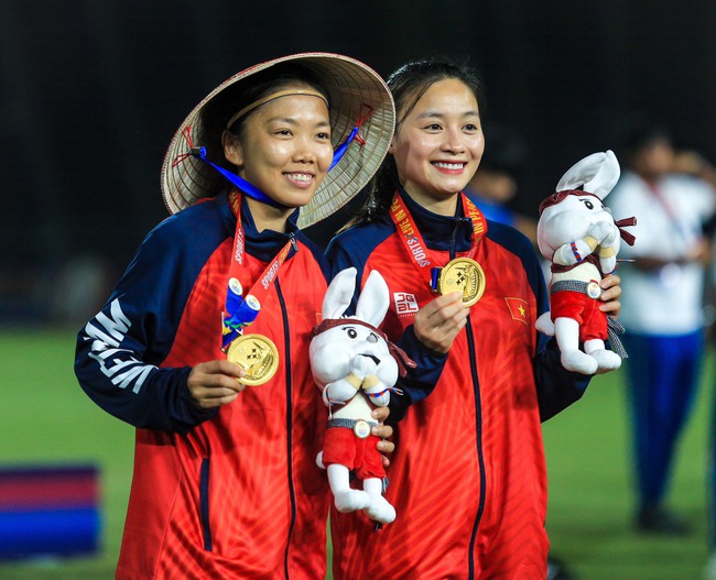Hot girl Hoàng Thị Loan xúc động khi vô địch SEA Games: Đây có thể là lần cuối bác Chung dẫn dắt ĐT nữ Việt Nam - Ảnh 1.
