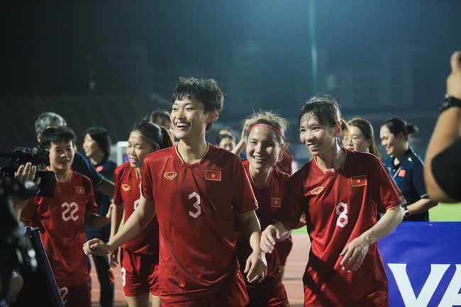 ĐT nữ Việt Nam ăn mừng cuồng nhiệt khi tạo nên kỉ lục vô tiền khoáng hậu tại SEA Games 32 - Ảnh 8.