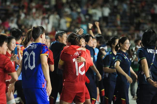ĐT nữ Việt Nam ăn mừng cuồng nhiệt khi tạo n&ecirc;n kỉ lục v&ocirc; tiền kho&aacute;ng hậu tại SEA Games 32 - Ảnh 7.